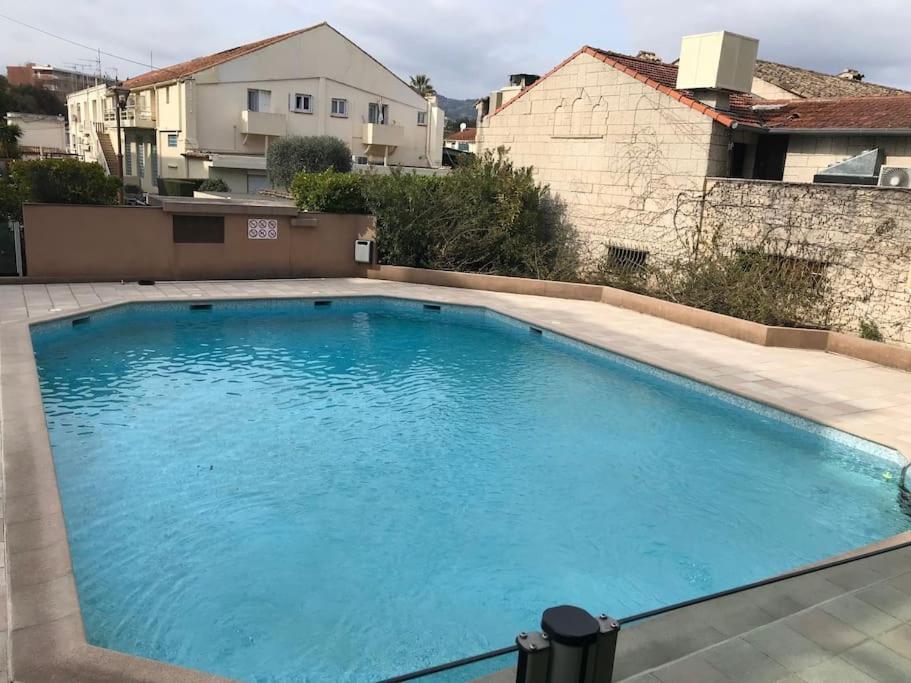Perle Rare 2 Pieces Au Pied De La Et Piscine